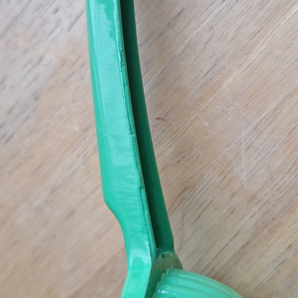 Manual Green Citrus Juicer - Picture 5 of 8